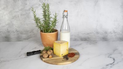 Zweimilchkäse mit Safran und schwarzen Pfefferkörnern